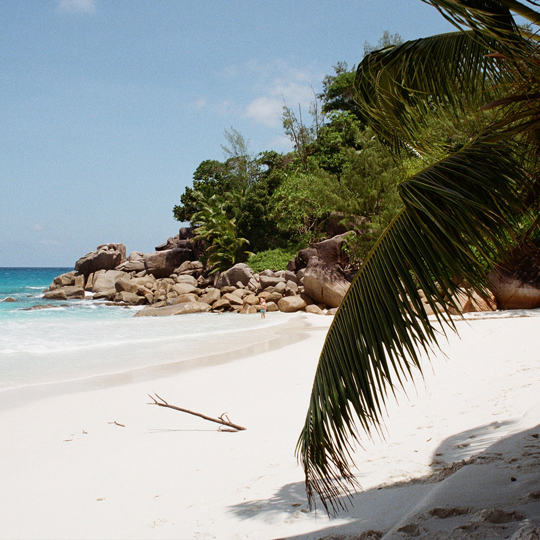 seychelles-voyage-de-noces-plage-paradisiaque-sable