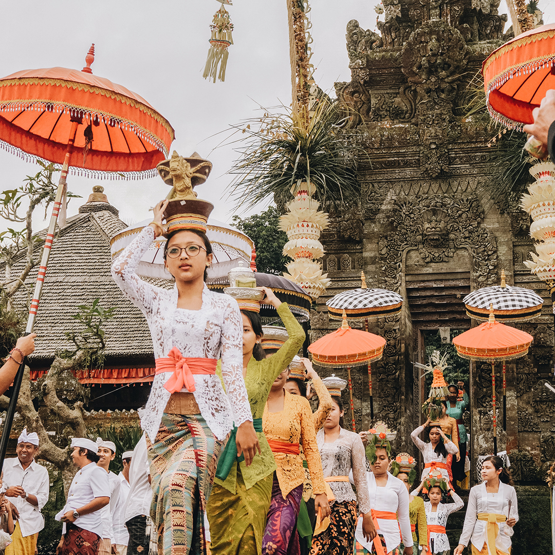 Bali-Voyage-de-noces-Fillettes-traditions-bouddhisme