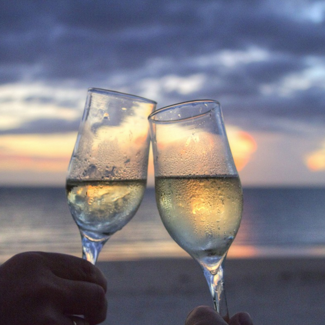 maldives-voyage-de-noces-couple-Champagne-mer